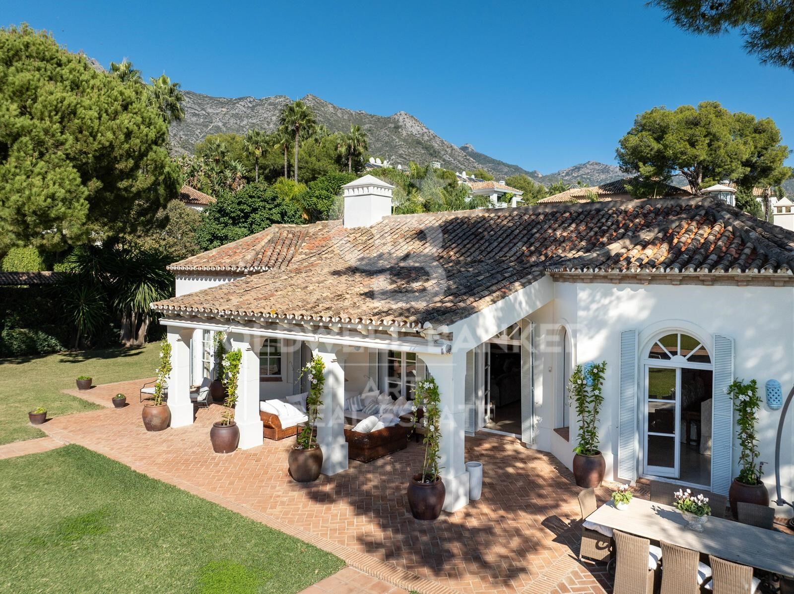 Une oasis sereine de luxe à Altos Reales, Marbella