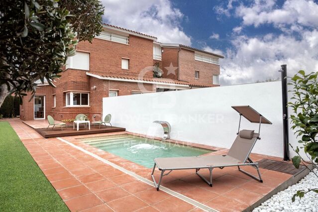 Semi-detached house with sea views, private pool and tourist license in Sant Vicenç de Montalt