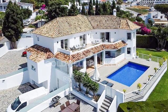 Stilvolle andalusisch-moderne Villa mit Meerblick im ruhigen Westen von Estepona, Costa del Sol