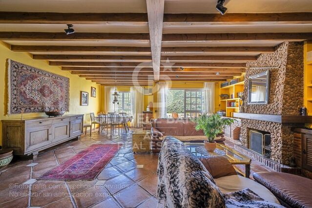 Charming Andalusian townhouse with panoramic views in the heart of Benahavís