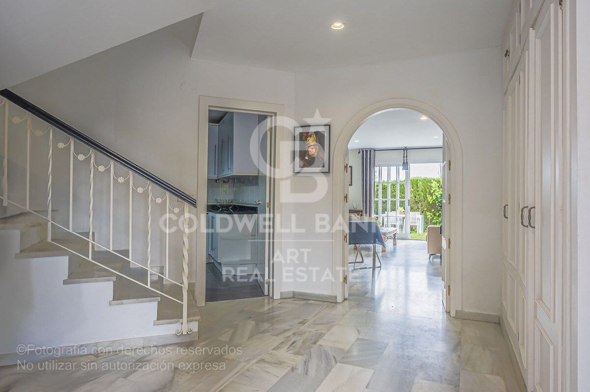 Elegante casa adosada en Bel-Air: comodidad, espacio y vistas al mar en la Nueva Milla de Oro, Estepona