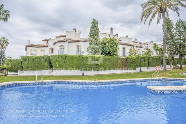 Elegant townhouse in Bel-Air: comfort, space, and sea views on the New Golden Mile, Estepona