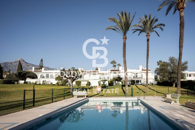 Top floor apartment in gated complex - La Rinconada, Nueva Andalucía