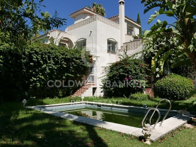 Elegant villa with approved renovation project in Los Naranjos Hill Club, Nueva Andalucía, Marbella