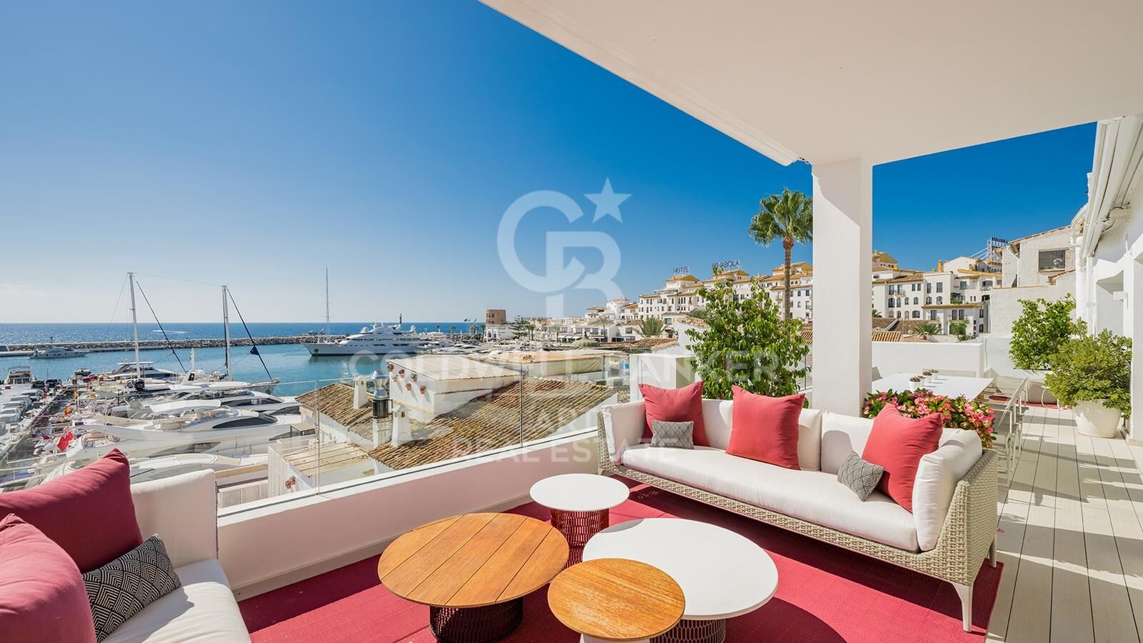 Elegant apartment by the sea in Puerto Banús, Marbella