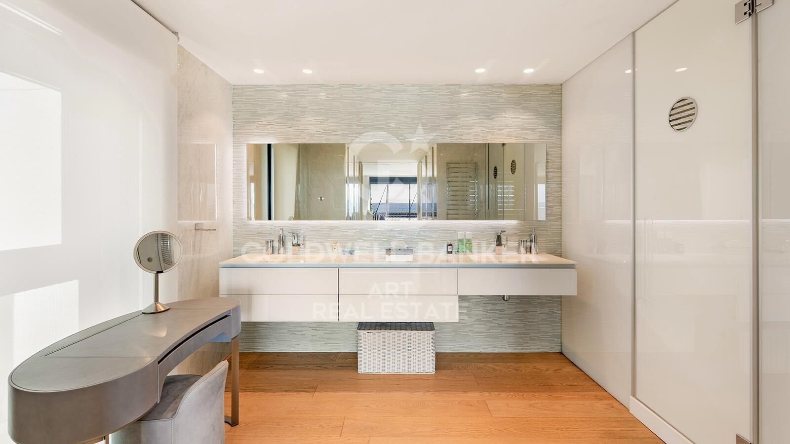 Elegant apartment by the sea in Puerto Banús, Marbella