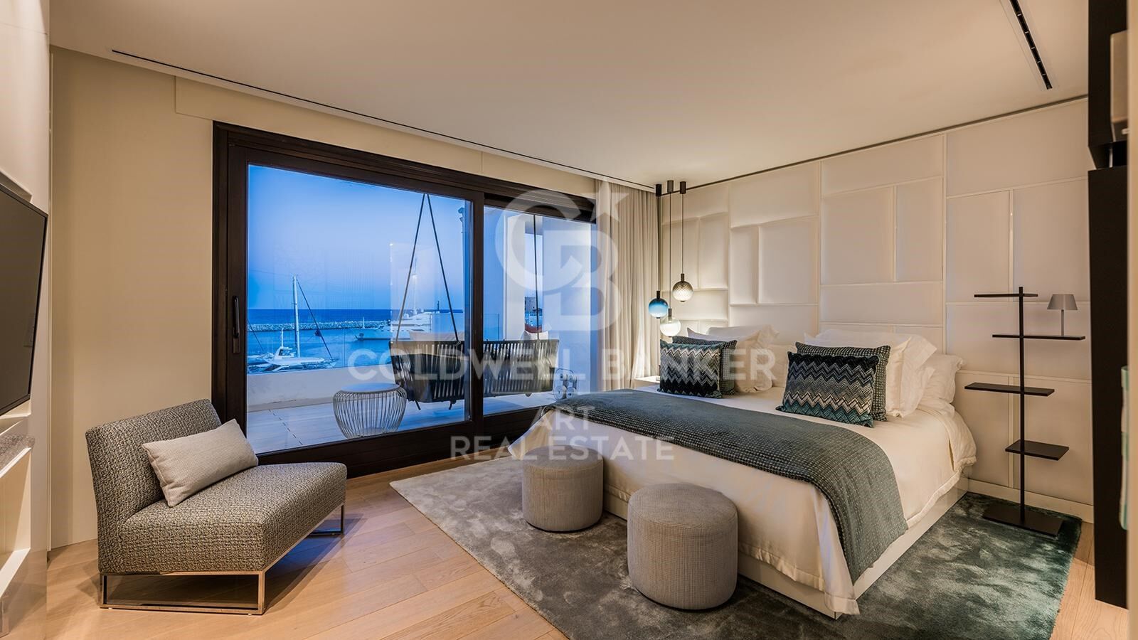 Elegant apartment by the sea in Puerto Banús, Marbella