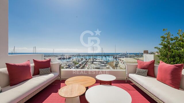 Elegant apartment by the sea in Puerto Banús, Marbella