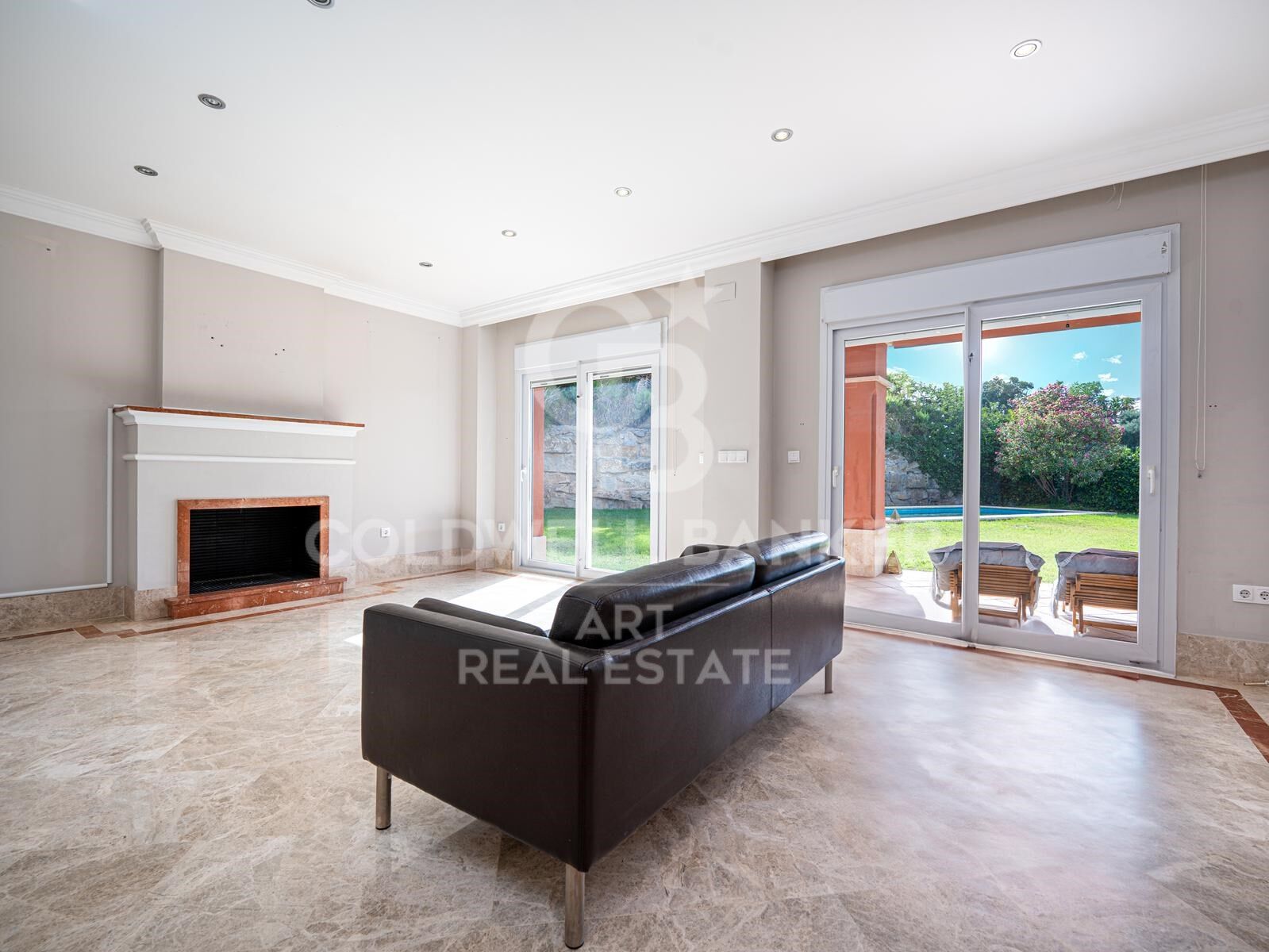 Elegant frontline golf villa in Marbella with timeless Mediterranean charm