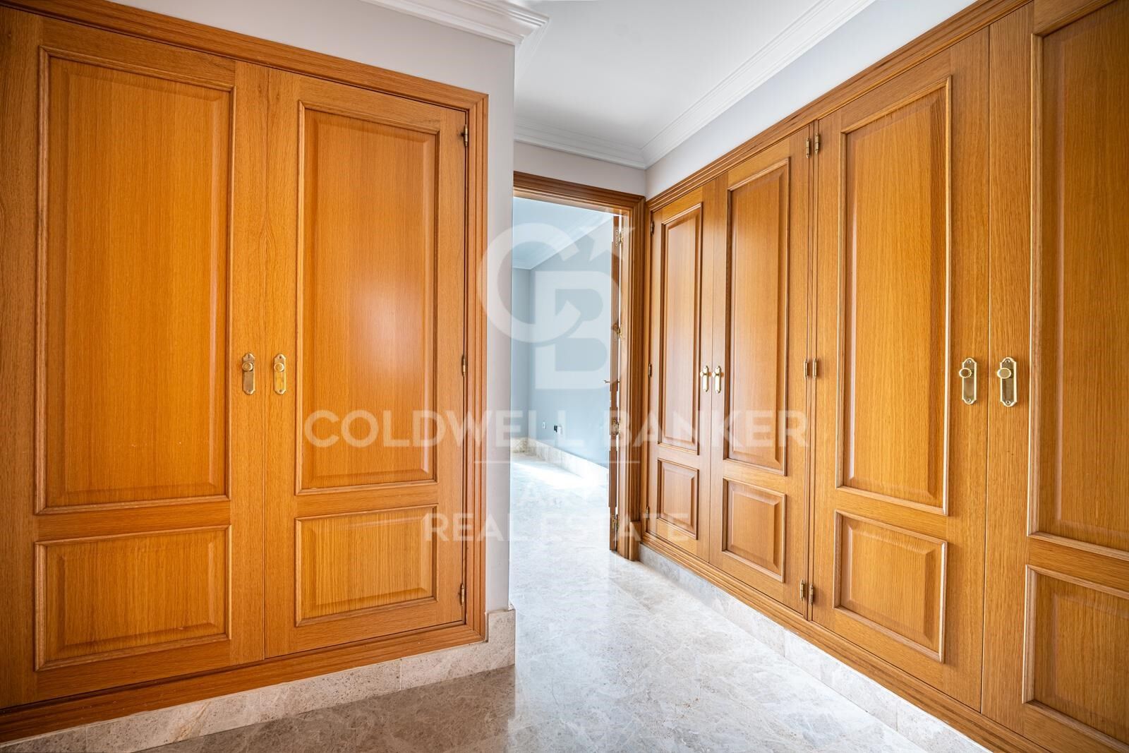 Elegant frontline golf villa in Marbella with timeless Mediterranean charm