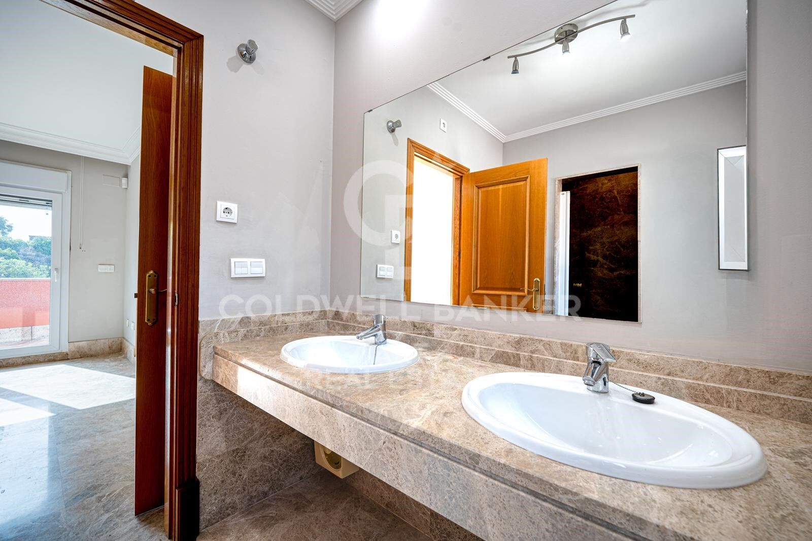 Elegant frontline golf villa in Marbella with timeless Mediterranean charm