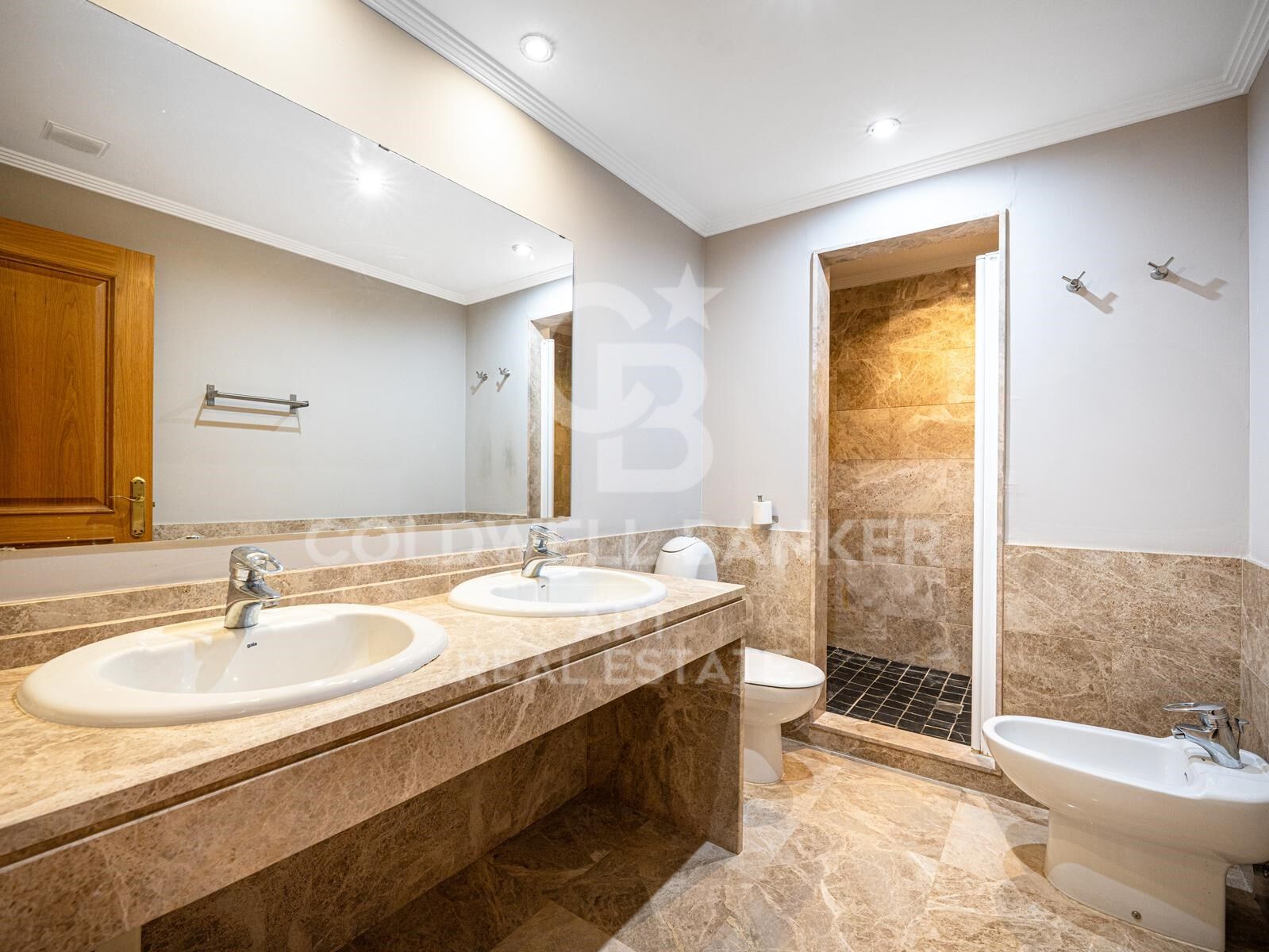 Elegant frontline golf villa in Marbella with timeless Mediterranean charm