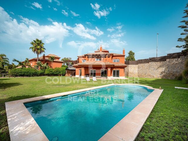 Elegant frontline golf villa in Marbella with timeless Mediterranean charm