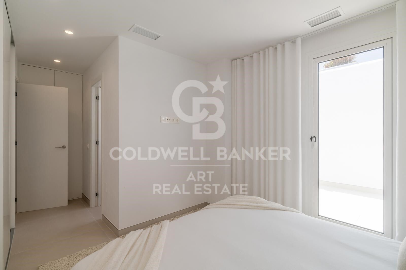 Impresionante ático dúplex reformado en segunda línea de playa en San Pedro