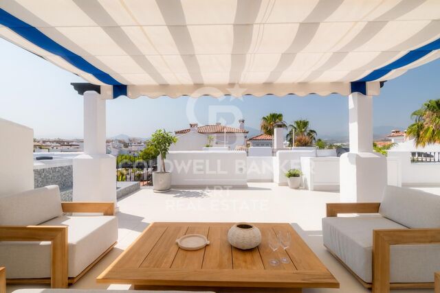 Impresionante ático dúplex reformado en segunda línea de playa en San Pedro