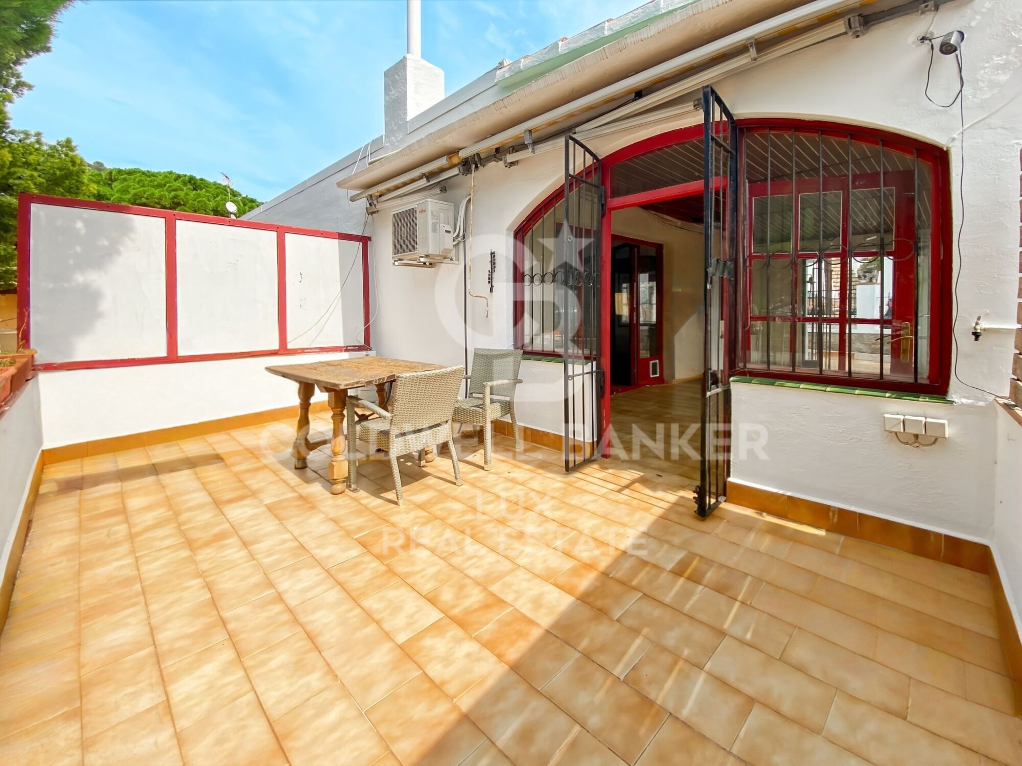 House with garage, terrace and close to the beach