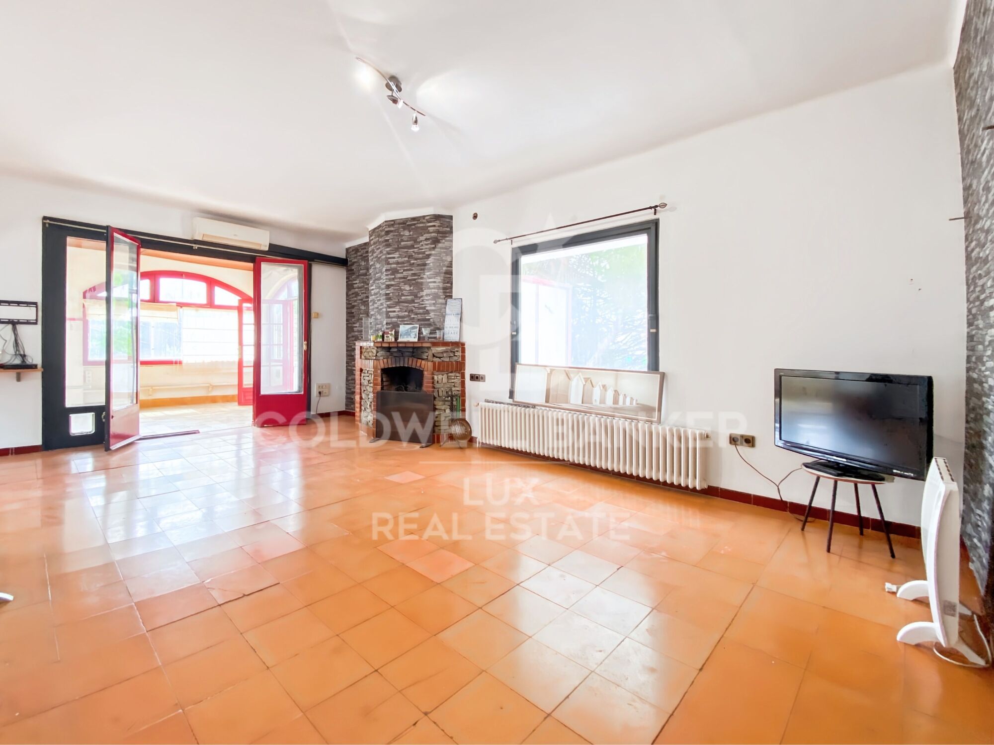 House with garage, terrace and close to the beach