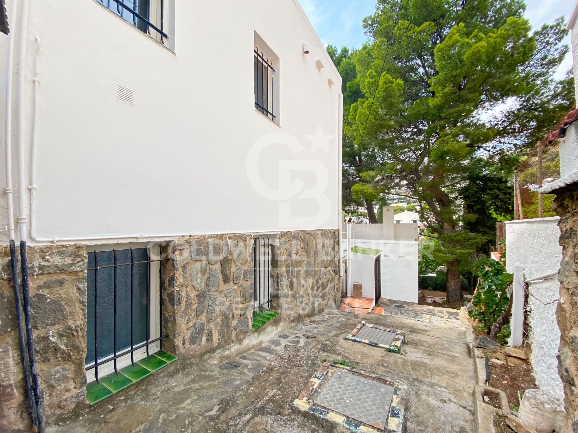 House with garage, terrace and close to the beach