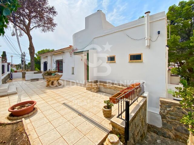 Casa con garaje, terraza y cerca de la playa