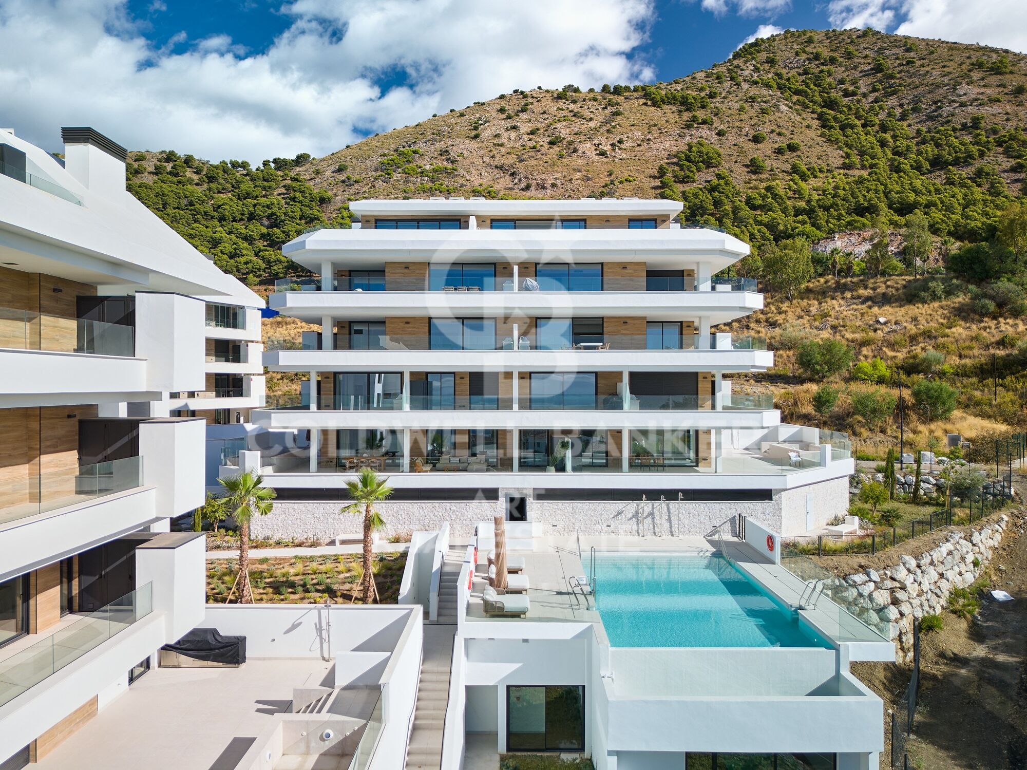 Sophisticated penthouses, villas with gardens and luxury flats in El Higueron, Fuengirola