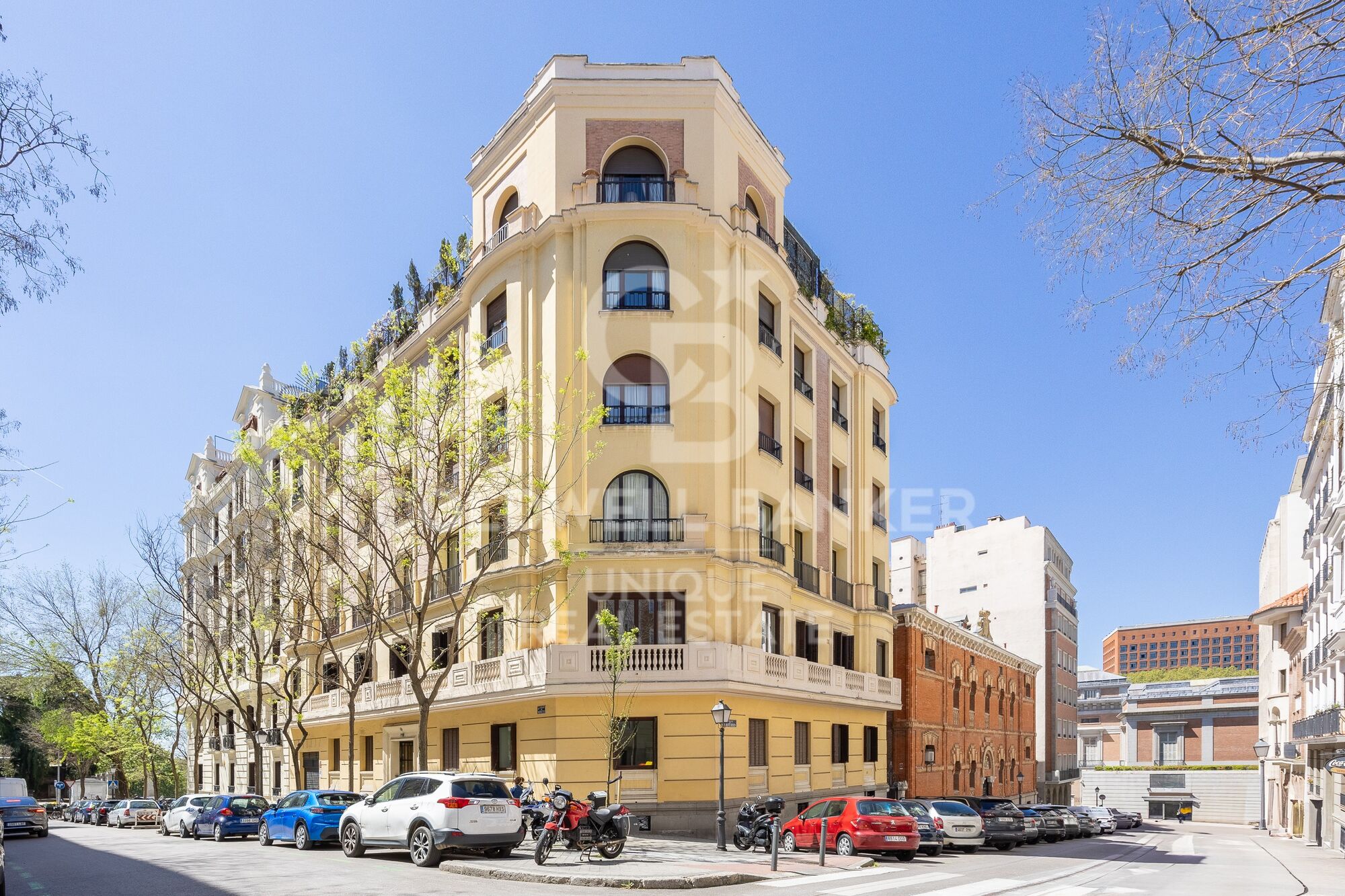 Exclusivity and design in the Jerónimos neighborhood