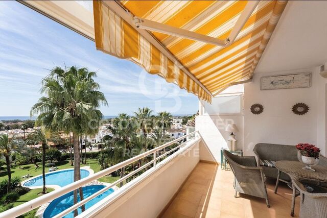 Apartamento en la última planta con impresionantes vistas al mar y a la montaña, Estepona