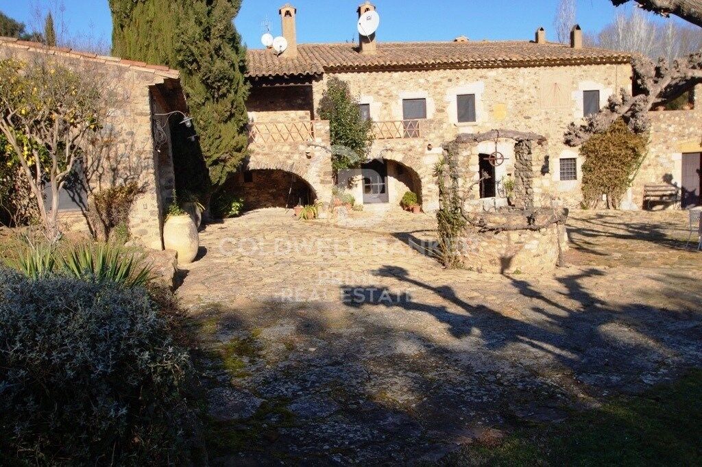 Exclusive masia for sale located near Cruïlles