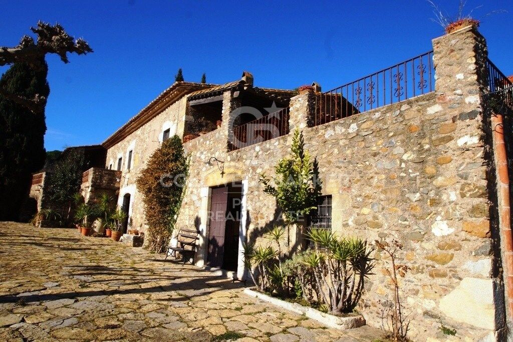 Exclusive masia for sale located near Cruïlles