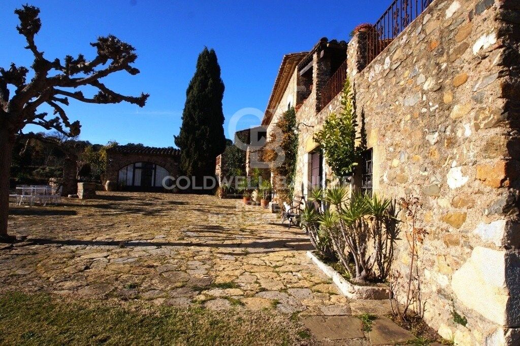Exclusive masia for sale located near Cruïlles