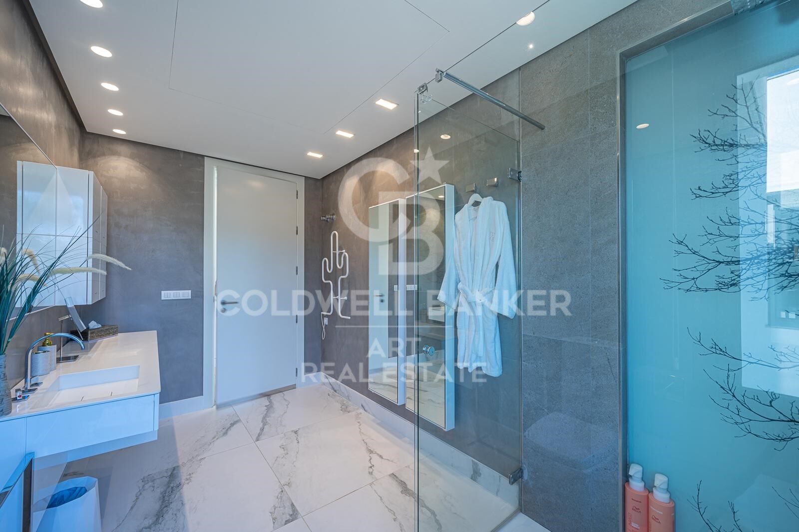 Moderne Villa mit Meer- und Bergblick in Nagüeles, Marbella