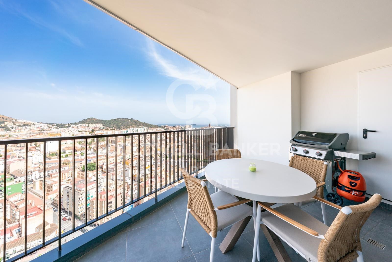 Sophisticated contemporary apartment above Málaga