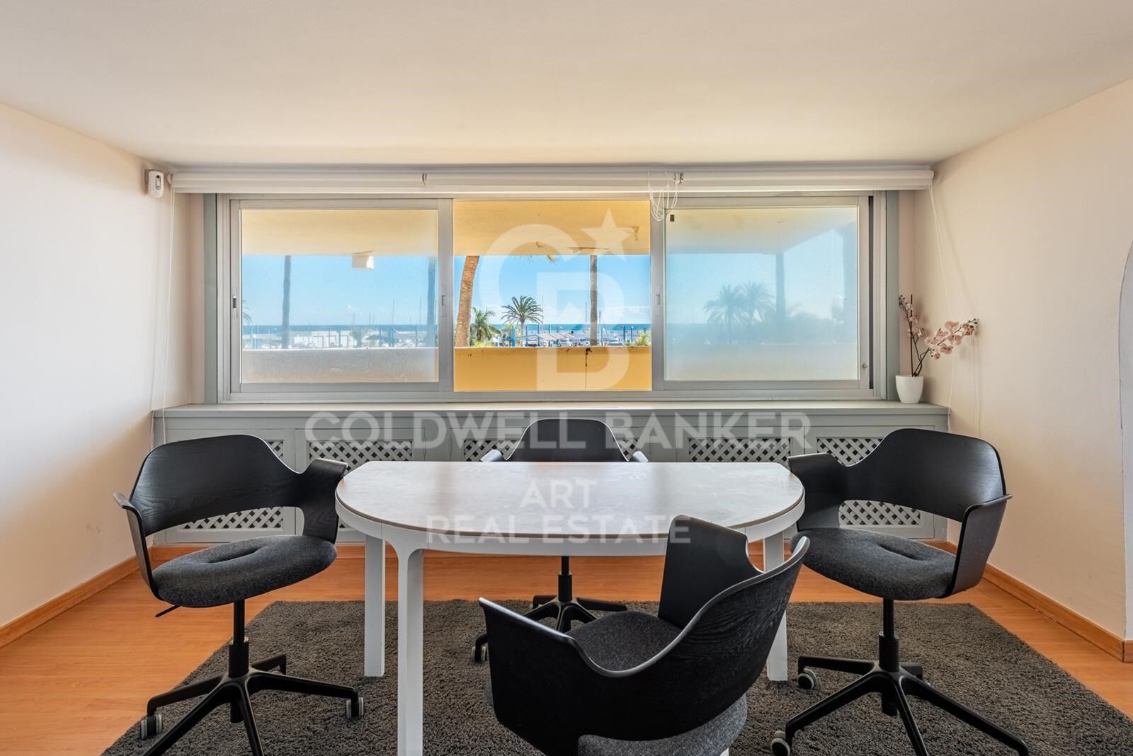 Exclusivo local comercial en primera línea frente al Puerto de Marbella