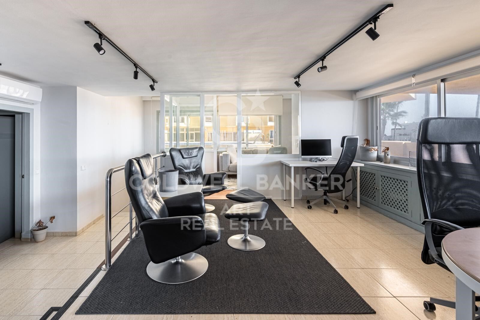 Exclusivo local comercial en primera línea frente al Puerto de Marbella