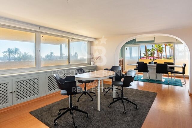 Exclusivo local comercial en primera línea frente al Puerto de Marbella