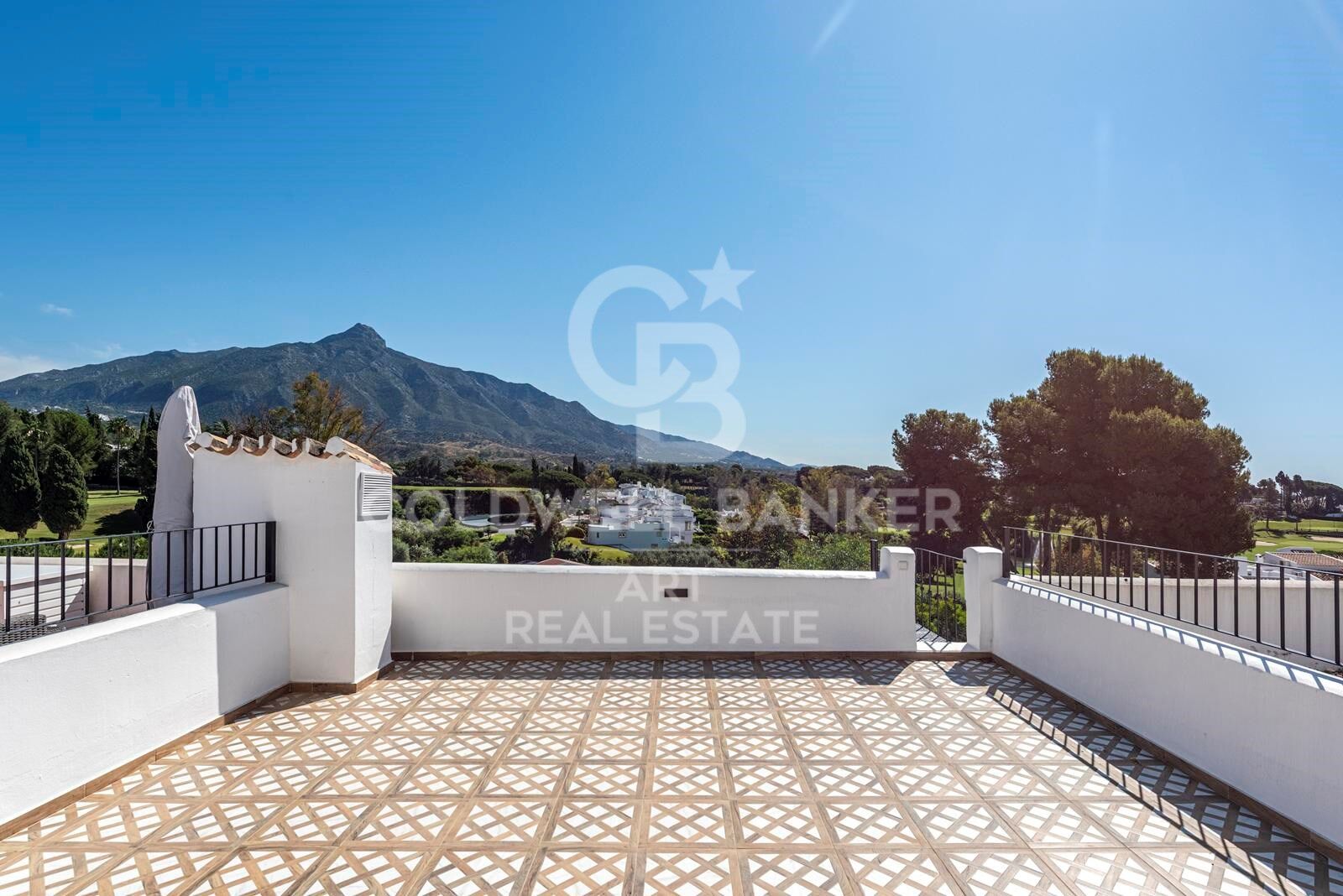 Encantadora casa adosada con vistas panorámicas en Aloha Pueblo, Marbella