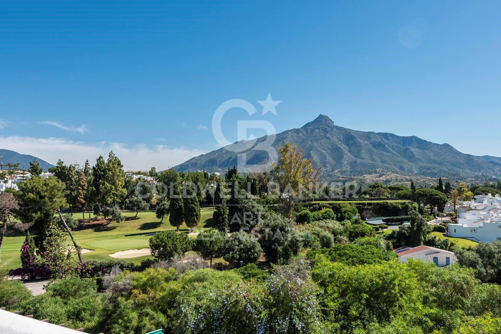 Encantadora casa adosada con vistas panorámicas en Aloha Pueblo, Marbella
