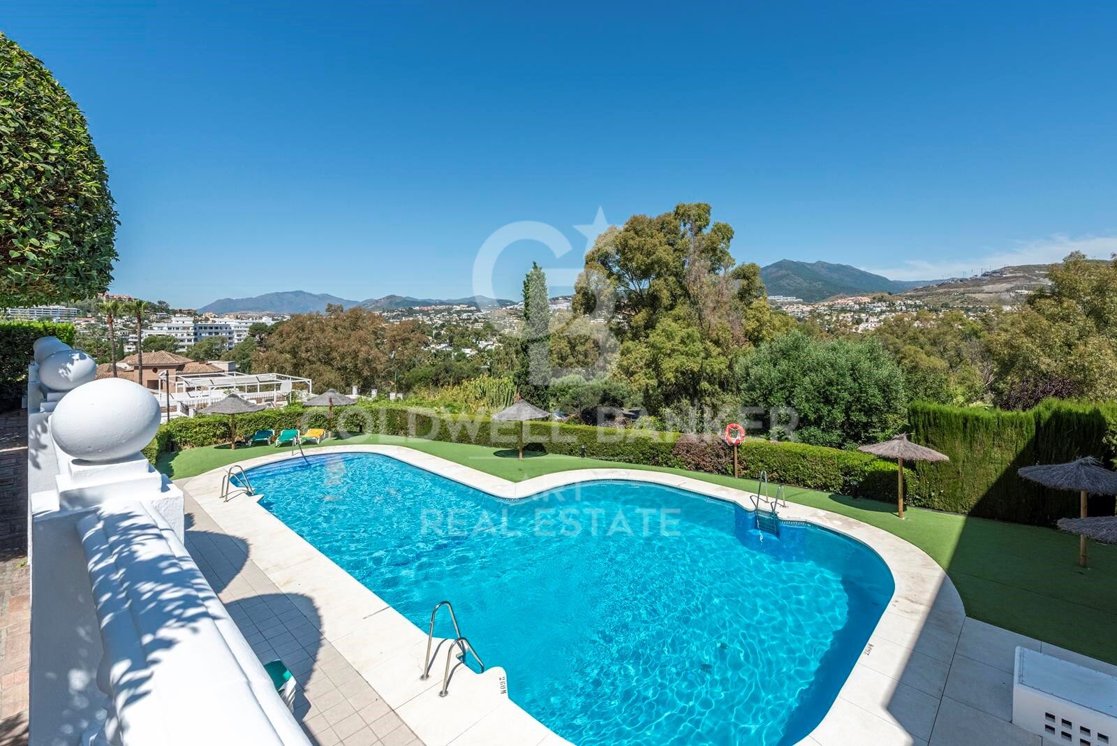 Charmante maison de ville avec vue panoramique à Aloha Pueblo, Marbella