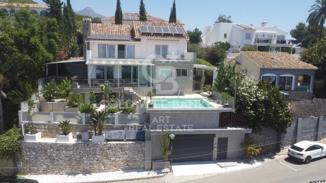 Elegant villa with panoramic sea views in Nueva Andalucía