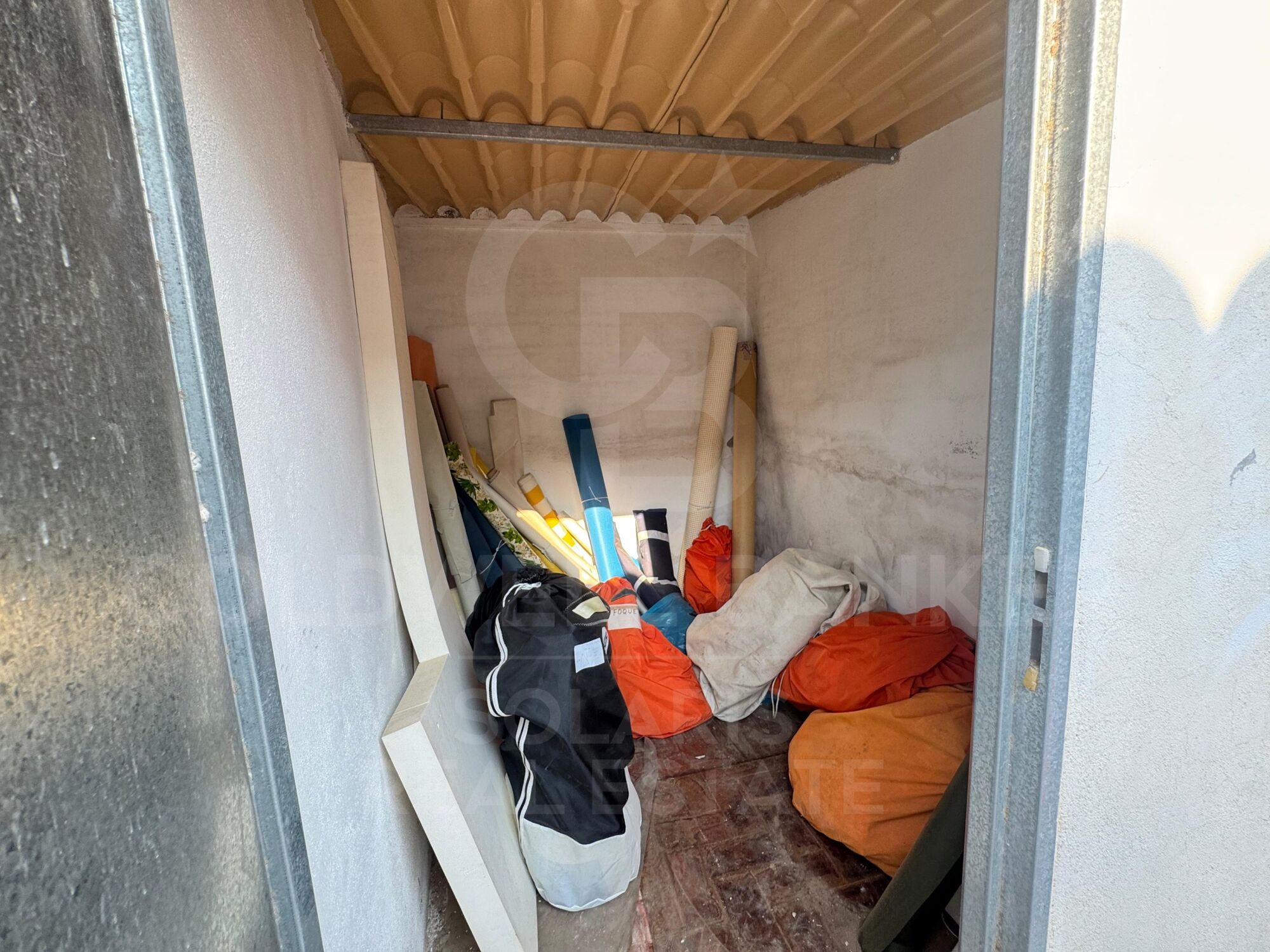 Oportunidad Única en el Puerto de Jávea: 132m² para Crear tu Espacio Ideal