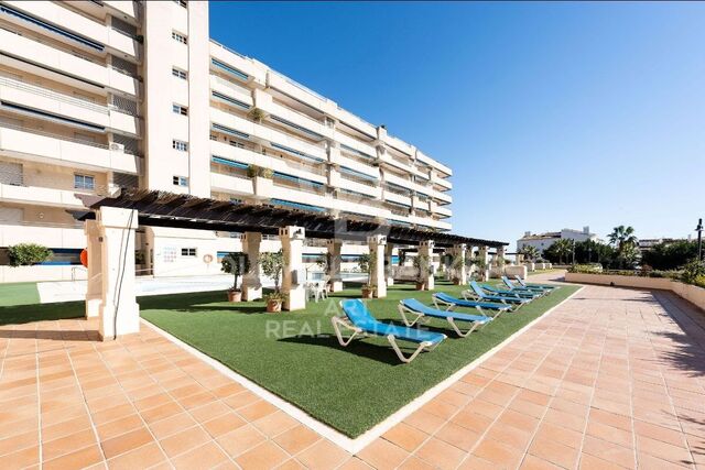 Bright corner apartment with wraparound terrace in Marina Banús, Puerto Banús, Marbella