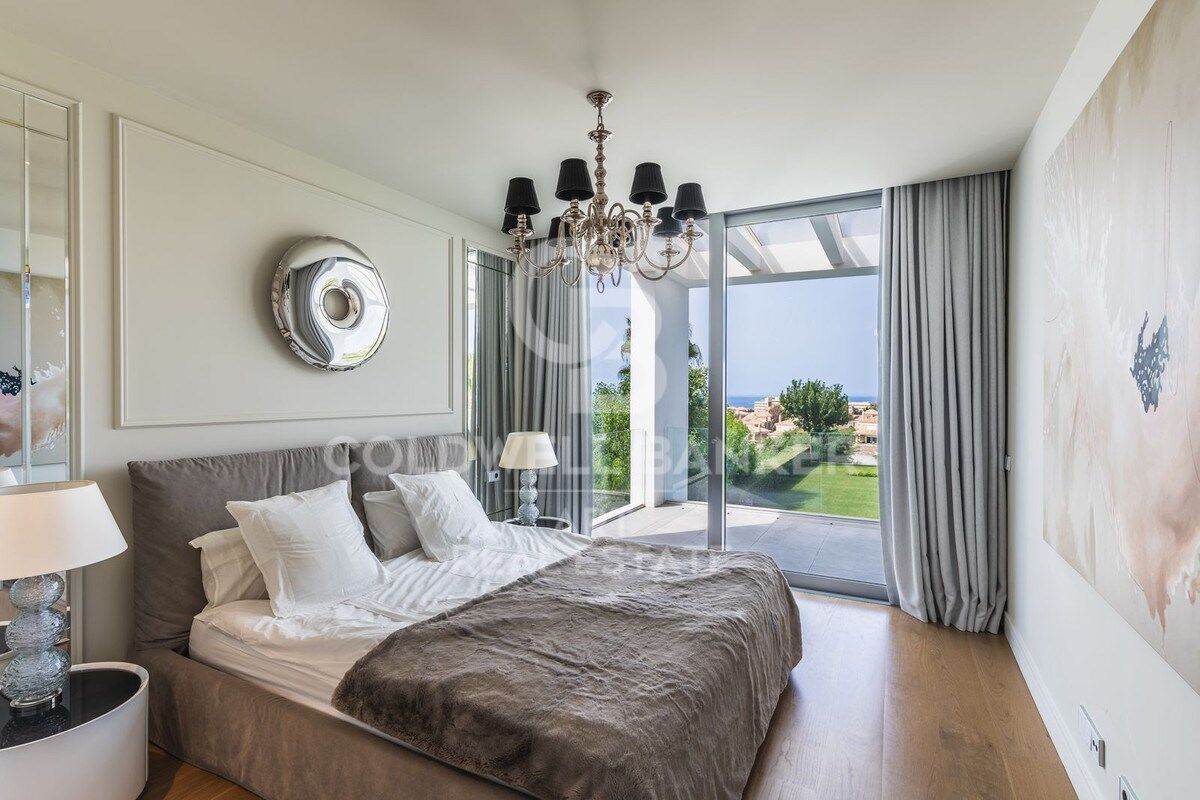 Luxury villa with breathtaking views in Santa Clara Golf, Marbella