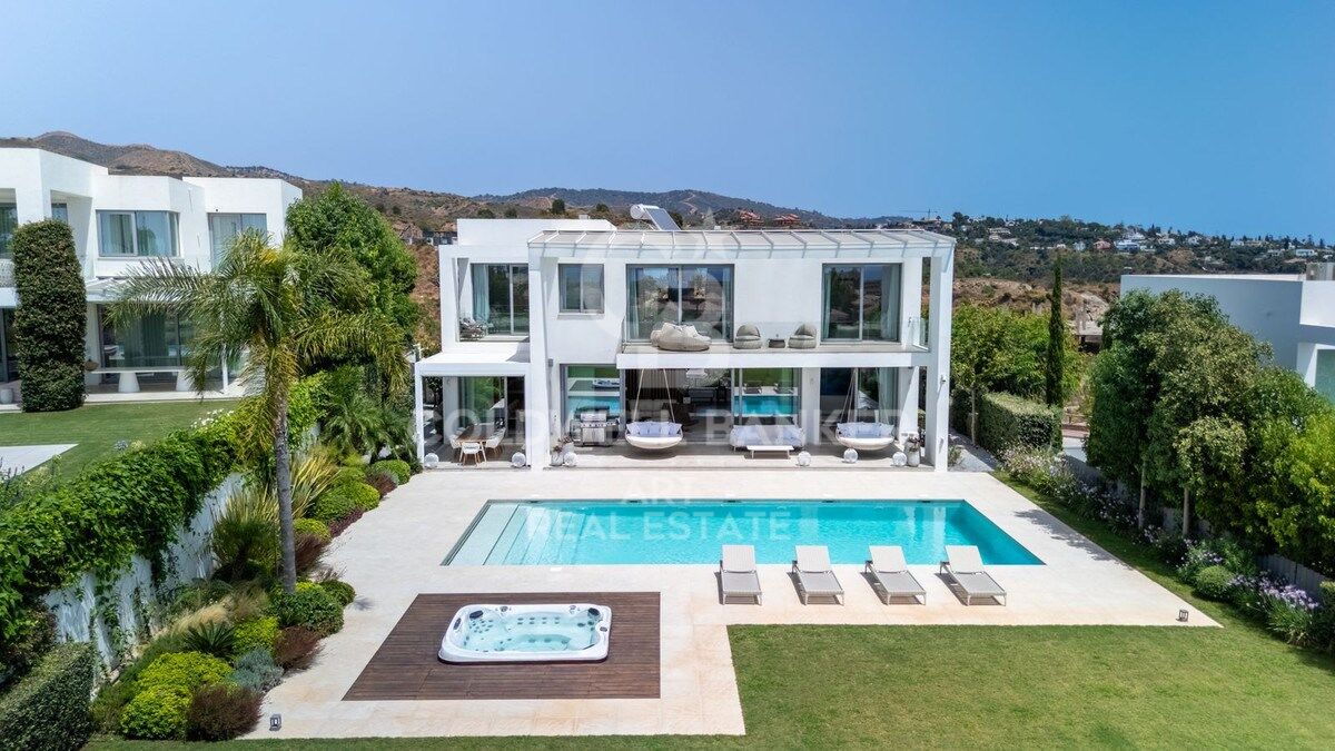 Luxury villa with breathtaking views in Santa Clara Golf, Marbella
