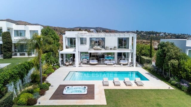 Villa de luxe avec vues spectaculaires à Santa Clara Golf, Marbella