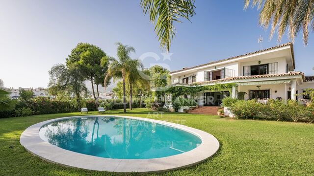 Villa élégante avec vue sur mer et grand jardin proche du centre de Marbella