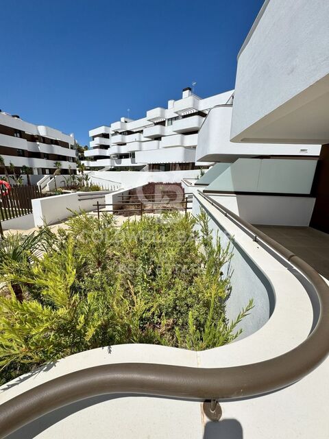 Contemporary apartment with sea views in the heart of Estepona
