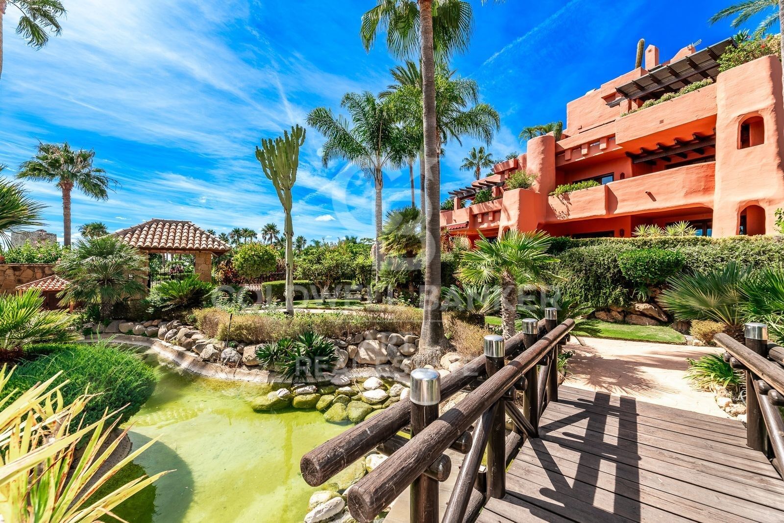 Elegant beachside luxury apartment in Torre Bermeja, Estepona