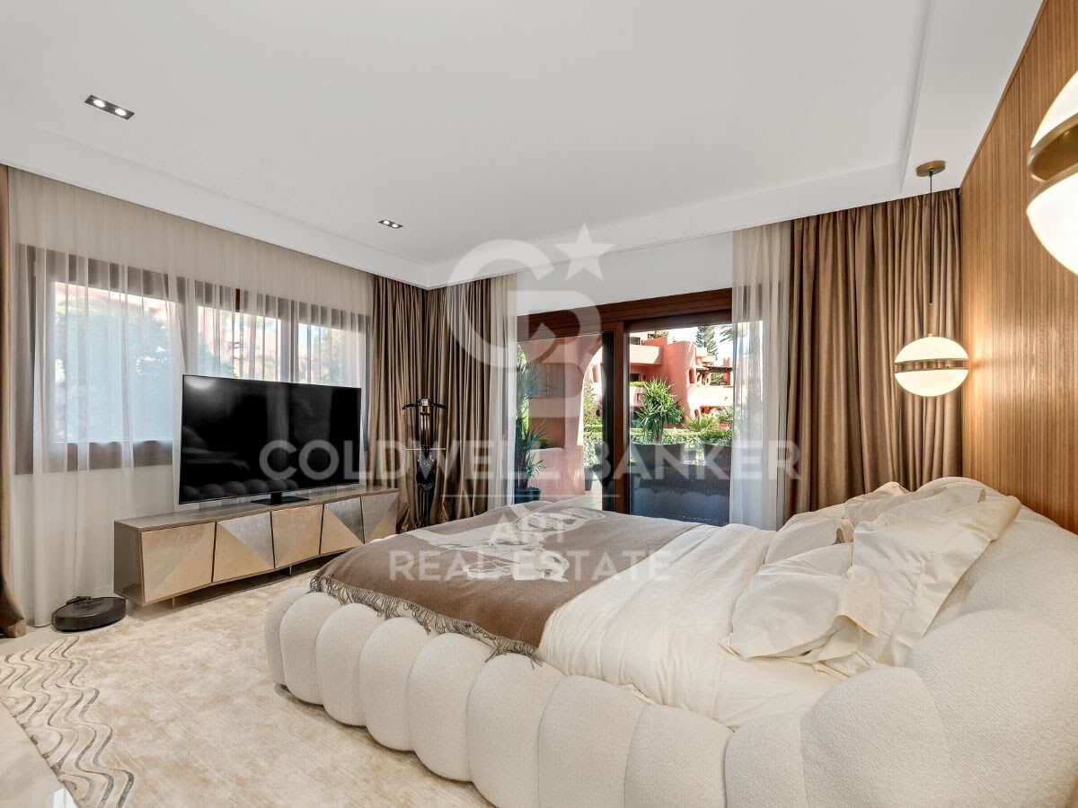 Elegant beachside luxury apartment in Torre Bermeja, Estepona