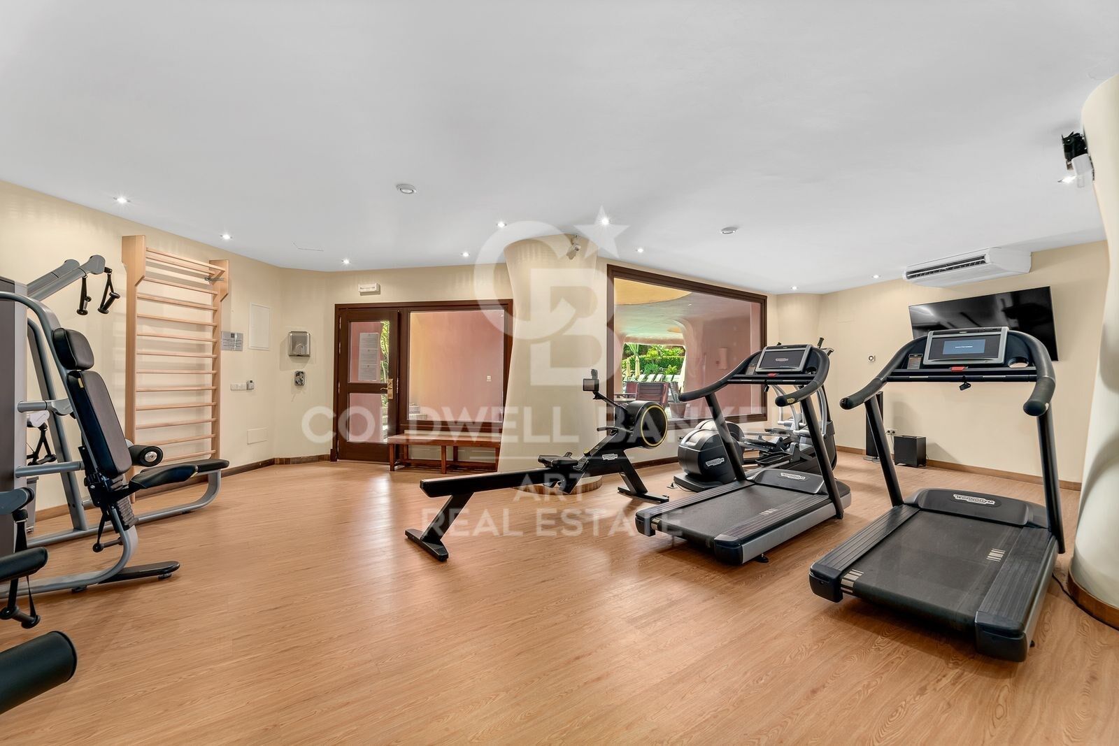 Elegant beachside luxury apartment in Torre Bermeja, Estepona