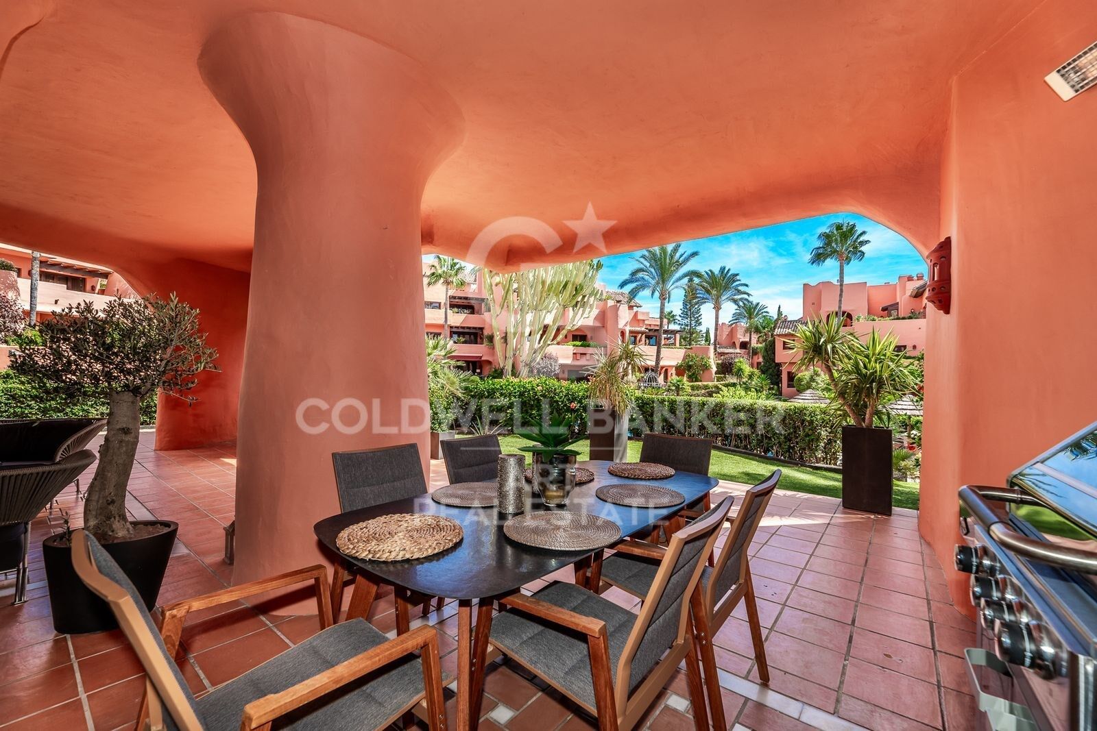 Elegant beachside luxury apartment in Torre Bermeja, Estepona