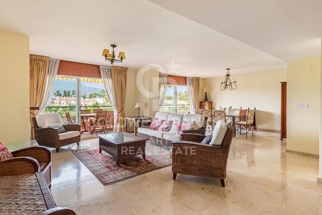 Golf-Front-Duplex-Penthouse mit Bergblick in Guadalmina Alta, Marbella